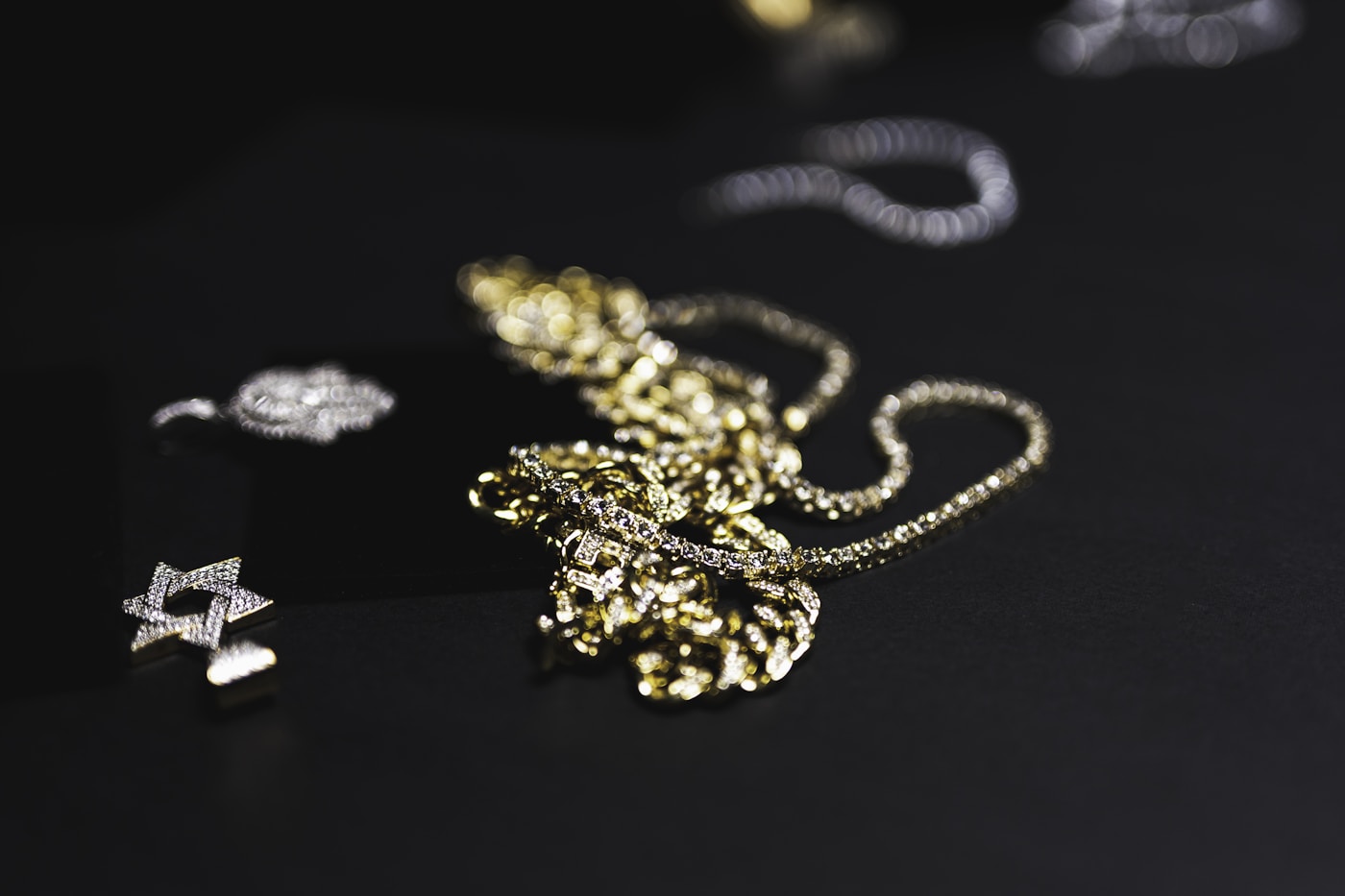 Goldkette auf dunklem Untergrund